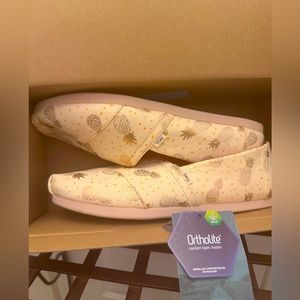 NWT Woman’s Rose Gold Pineapple Print Size 11 TOMS.